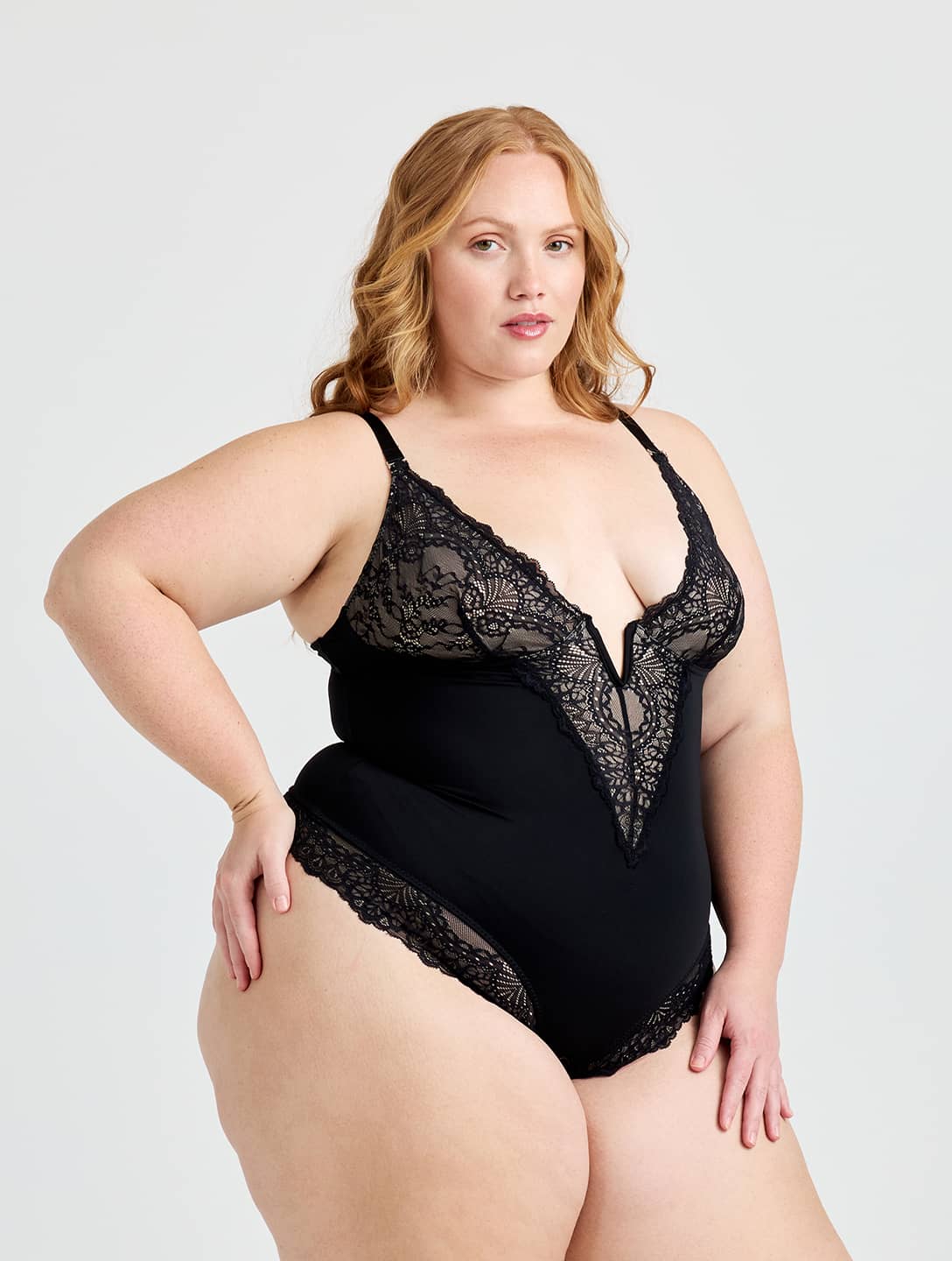 V Yaka Yarı Dantelli Bodysuit